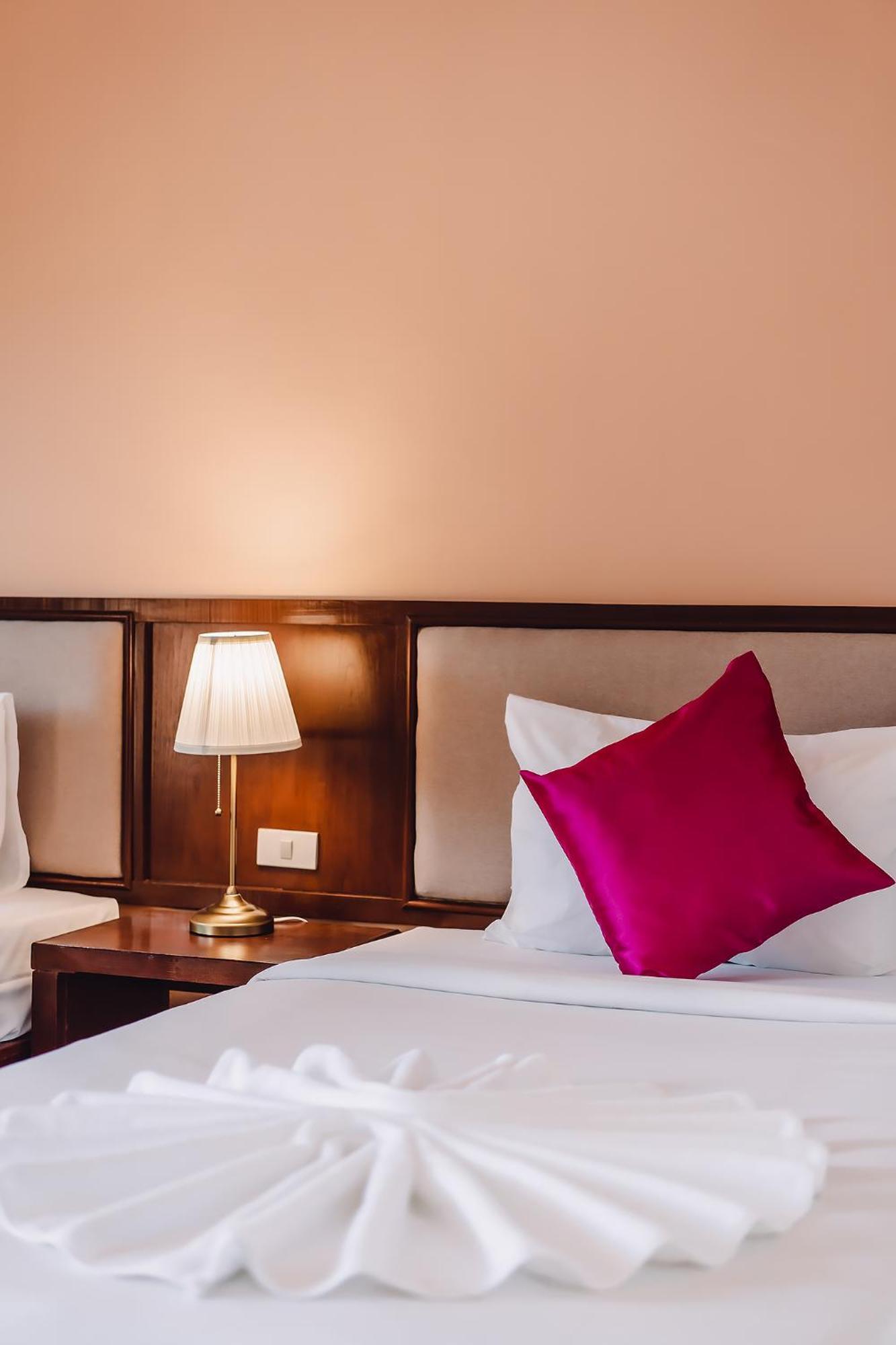 Bauman-Ville Hotel Patong Kültér fotó