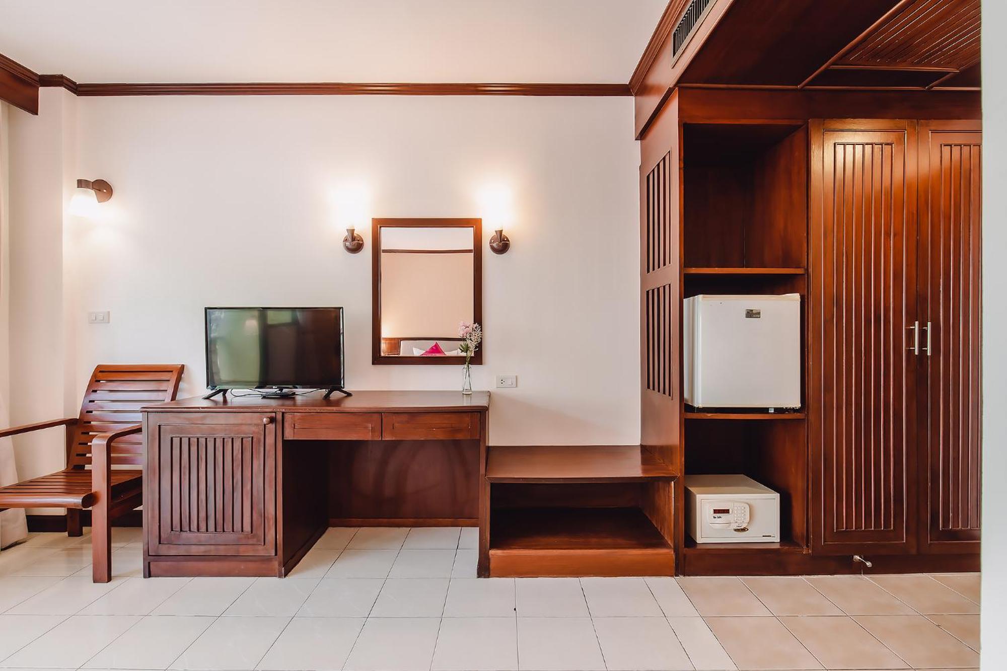 Bauman-Ville Hotel Patong Kültér fotó