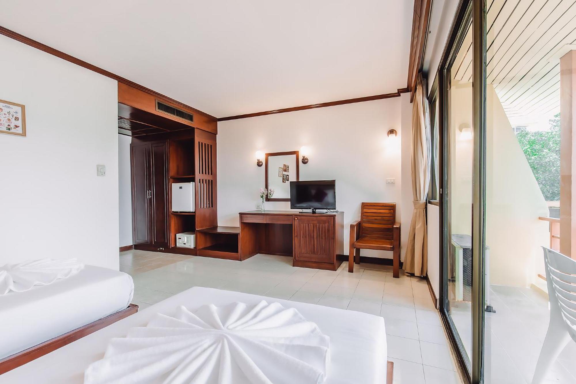 Bauman-Ville Hotel Patong Kültér fotó